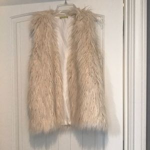 Perfect for winter faux fur Gianni Bini vest